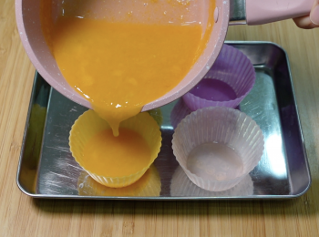 step1: 取出芒果肉，攪成芒果泥，鍋中加入清水、燕菜粉、果凍粉和芒果泥，攪勻，中小火加熱至沸騰，放涼至微溫，將溶液倒入模具