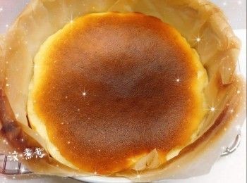 step2: 粉漿過箍，倒入模具中（舖上牛油紙），在桌面上敲幾下震出氣泡 2. 預熱15分鐘（220°），放中層，先焗約20-22分鐘至表面呈焦糖色（如蛋糕表面不太上色，可放上層，再焗約2分鐘） 3. 完成後，將蛋糕模在已墊枱布的桌面上輕摔兩下（使熱氣散走），放涼，將蛋糕放進雪櫃冷藏1晚，脫模，撕開牛油紙