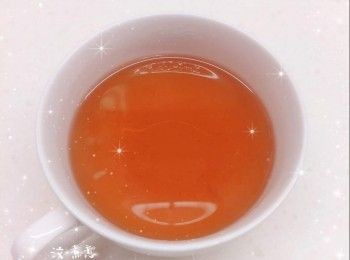 step6: 隔去玫瑰花（隔渣後的玫瑰花水約115 ml），加入糖，攪拌至糖完全溶解，放涼，放進雪櫃冷藏，備用