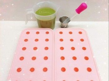 step8: 放涼，然後放進雪櫃冷藏1小時（可先將綠茶流心餡加入唧袋，封口） 2. 將已凝固的綠茶流心餡分成一份份（32／16粒@3／6 g；用唧袋加入矽膠球形流心餡模具中），放進冰格冷凍1晚