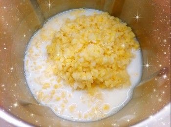 step11: 先將綠茶粉加入熱水，拌勻成綠茶液 2. 將綠豆邊、鮮奶和綠茶液放入已裝好攪拌刀的多功能料理機