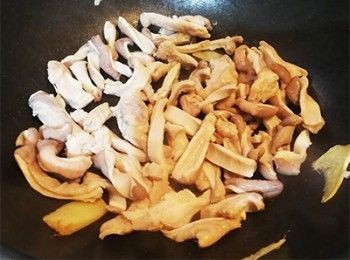 step7: 白鑊加兩片薑，豬肚炒至乾身