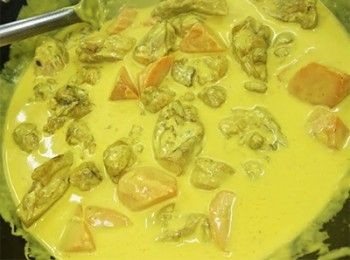 step14: 加入雞件及甘筍，煮至雞件熟透