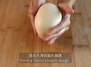 step12: 手上抹油，將麵團整形, 揉成光滑的圓形麵團