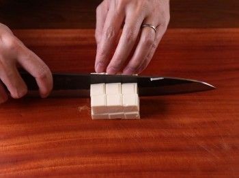 step1: 首先將豆腐與蝦仁切成小塊狀備用。