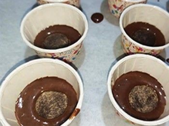 step5: 朱古力漿倒入紙杯內，約3成滿，每個杯加入大朱古力鈕2粒