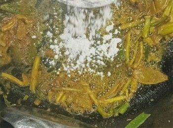 step9: 加入麵粉，炒勻