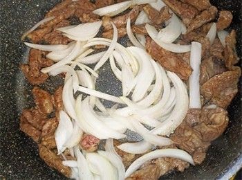 step2: 加入洋蔥炒香
