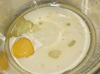 step2: 蛋液加入砂糖打佛均勻