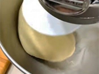 step8: 大概打20分鐘左右，加入菜油打8-10秒