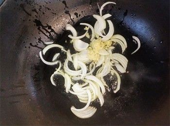 step3: 起油獲，爆香薑絲、蒜蓉、洋蔥絲