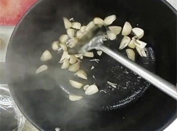 step4: 加入草菇，炒至乾身