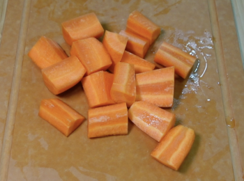 step3: 甘筍用水洗乾淨，削皮，切塊