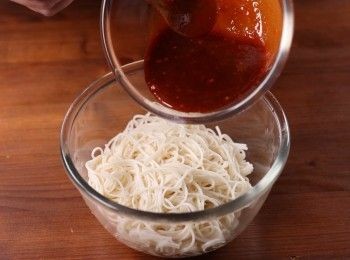 step4: 將素麵與調製好的醬料均勻混合後即可盛碗。