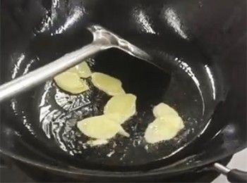 step5: 燒熱油，爆香薑片