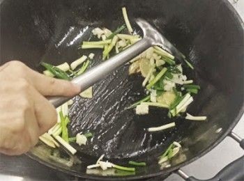 step6: 加入蒜蓉、蔥爆香