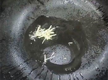 step3: 燒熱油加入薑絲