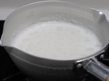 step3: 將燕菜粉和果凍粉加入白糖，攪勻，鍋中加入清水、白糖、燕菜粉和果凍粉，攪勻，中小火加熱至稍微沸騰，加入椰漿，中小火加熱至稍微沸騰，即可離火，放涼至微溫