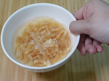 step1: 乾瑤柱先用水洗2-3次 ，用室溫水浸泡4-6小時，沒時間的可以用蒸或微波，微波做法可參考影片，瑤柱變軟後撕成瑤柱絲