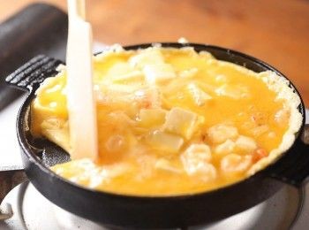 step4: 加入蛋液，並輕柔地將底部的蛋液刮起直至整體的蛋液8分熟即可關火。