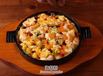 step5: 最後依照喜好放上起司、Kewpie 美奶滋、大阪燒醬、蝦卵、蔥絲並灑上海苔粉就完成了。