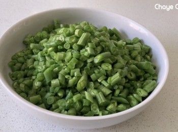 step1: 豆角洗干净切碎