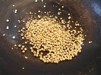 step5: 白鑊炒已拍碎胡椒粒炒出胡椒香味，盛起備用。