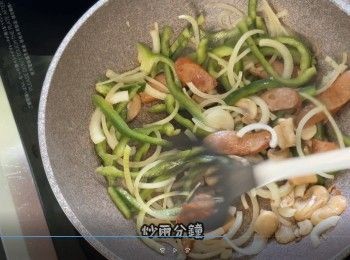 step9: 腸仔，蘑菇推開，加入洋蔥和青椒
炒兩分鐘