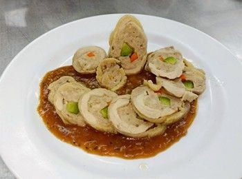 step20: 碟上淋上黑椒汁，放上雞卷即可