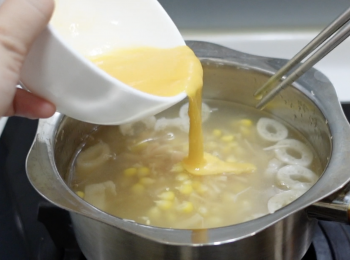 step5: 挾出粟米芯，轉小火，逐少加入馬蹄粉水，一邊加一邊攪拌，煮滾後
關火，逐少加入蛋液，一邊加一邊攪拌，再煮滾，關火後加鹽調味，喜歡的可以加胡椒粉