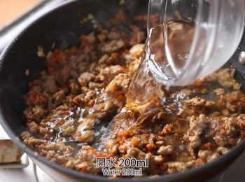 step3: 加入咖哩塊炒香後加入開水煮化。