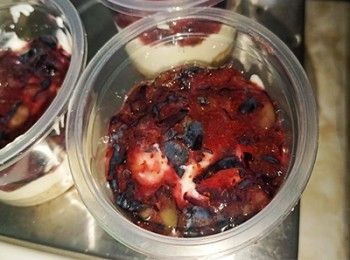 step7: 每個杯加入適量藍莓果饀