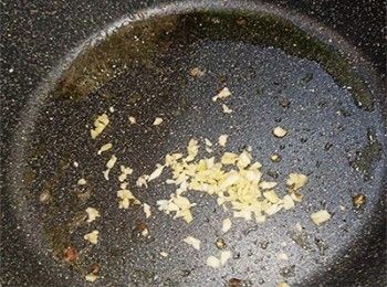 step5: 燒熱油，爆香蒜蓉