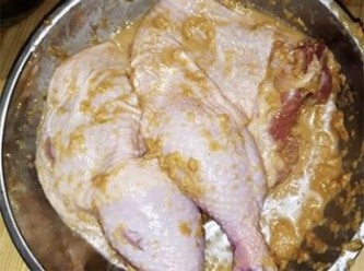 step3: 雞肶加入醃汁搓揉5分鐘，醃30分鐘