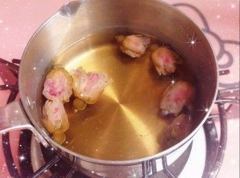 step4: <span class="group_1">玫瑰花茶</span>： 1. 先將玫瑰花洗淨，加入沸水中，煮約5分鐘至花瓣軟身和慢慢泡開，熄火，蓋上蓋子，燜焗約20分鐘至花瓣顏色轉白（可用小匙按壓，使花瓣散開，讓花蕊的香氣釋放出來）