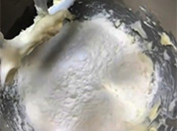 step3: <span class="group_1">菠蘿包酥皮</span>加入低筋、泡打及梳攪拌均勻