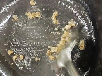 step7: 起油鑊，加入咸魚炒香