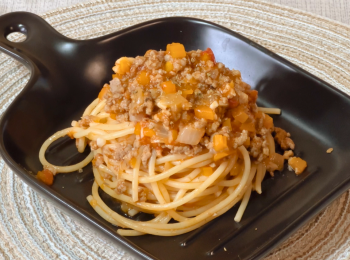 step15: 按個人口味加入意大利香草
按個人口味加入黑胡椒碎
按個人口味加入芝士粉
簡單又好味嘅肉醬意粉完成啦！