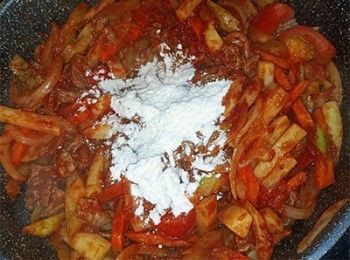 step5: 炒至配菜軟身，加入麵粉炒勻