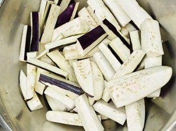 step2: 茄子切粗條