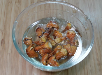step1: 姬松茸、牛肝菌和茶樹菇用水乾淨，浸軟，處理方法請參考Youtube 影片，處理後，保留浸姬松茸和牛肝菌的水，用魚袋過濾