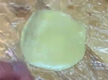 step16: 取出酥皮，利用保鮮膜壓平