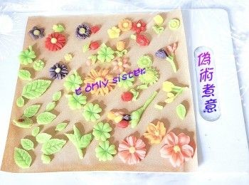 step5: 彩色餅皮做法:將材料攪勻..加少許天然色素攪勻..加入低粉輕手搓勻成粉團....任何翻糖模具..將小量彩色餅皮壓入模內..放入雪櫃雪硬..雪硬後..就可取出脫模...