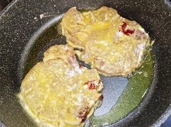 step14: <span class="group_2">豬扒</span>兩面煎至金黃，熟透