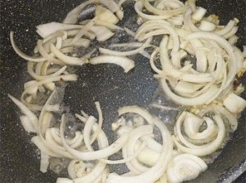 step6: 加入洋蔥炒香