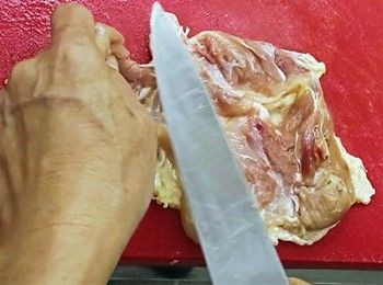 step1: <a href="https://bit.ly/2ZxapeY" target="_blank" data-keyword="雞扒" class="guide-link"><strong>雞扒</strong></a> <span style="display:inline-block;vertical-align:middle;margin-top:-3px;color:initial;border-radius:3px;padding:2px 3px;font-size:12px;line-height:14px;background:#87d300;color:#fff;">即買</span> 改刀切薄