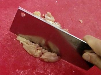 step4: 改出的雞肉剁成蓉