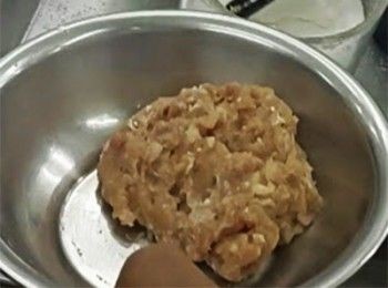 step6: 加入<span class="group_2">醃料</span>攪至起膠，醃15分鐘