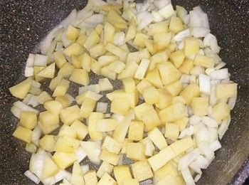 step7: 燒熱油，加入洋蔥，薯仔(炒香洋蔥)