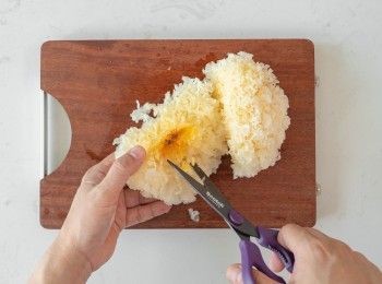 step2: 雪耳浸軟，去蒂剪碎